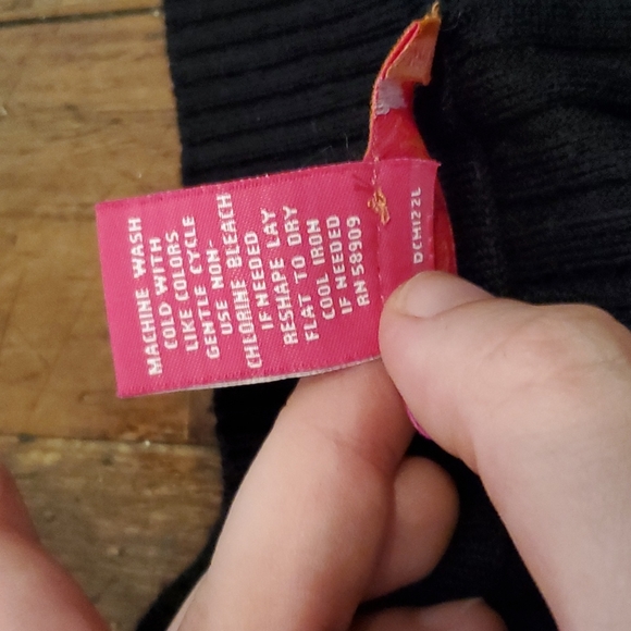 CLOSET CLOSING 7/31 Black scoop neck 3/4 sleeve sweater size small - Picture 4 of 5